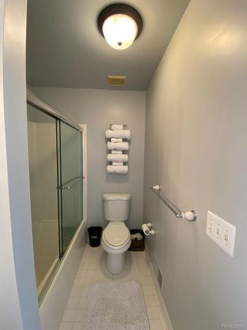 25391 SAINT JAMES Square, Southfield, MI 48075