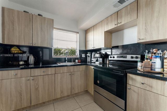 7670 SW 82nd St H117, Miami, FL 33143