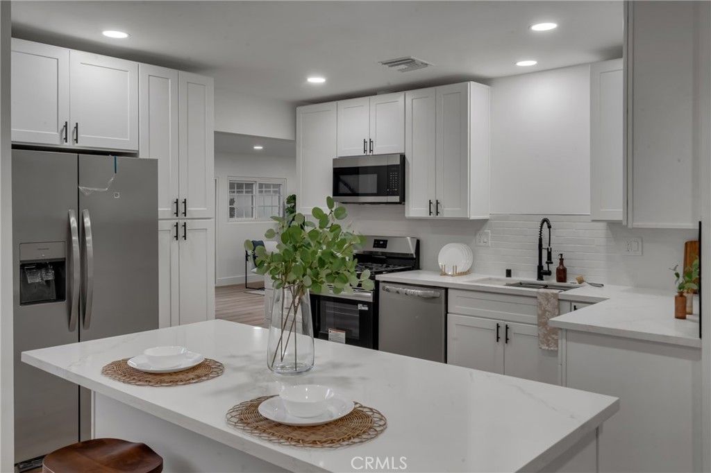 Image 10 of property listing at 1741 N Rose, Burbank, CA 91505