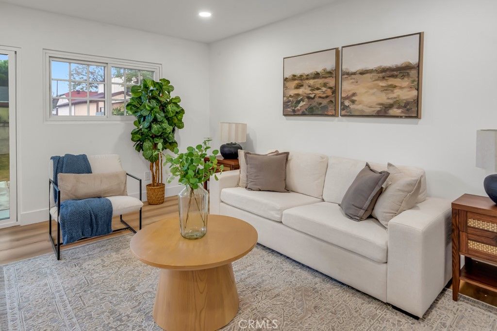 Image 12 of property listing at 1741 N Rose, Burbank, CA 91505