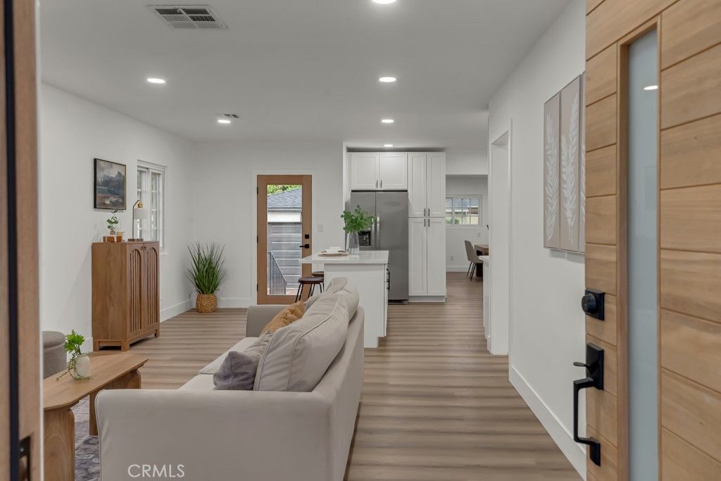 Image 4 of property listing at 1741 N Rose, Burbank, CA 91505