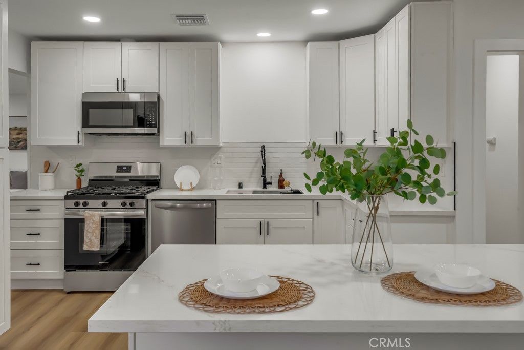 Image 6 of property listing at 1741 N Rose, Burbank, CA 91505
