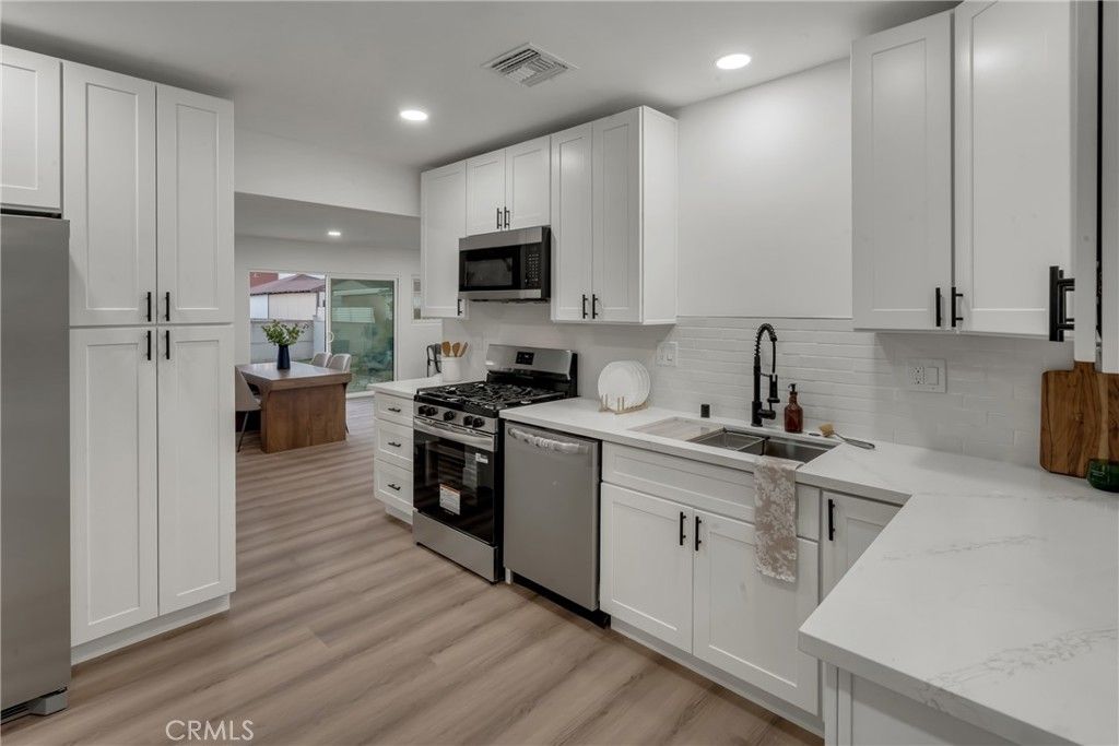 Image 7 of property listing at 1741 N Rose, Burbank, CA 91505