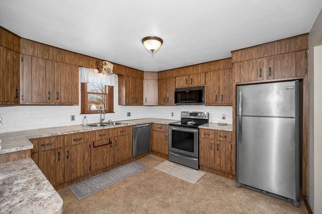 17 Roland Ave, Dracut, MA 01826