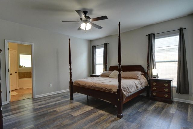 26594 Old Barnwood Dr, Denham Springs, LA 70726