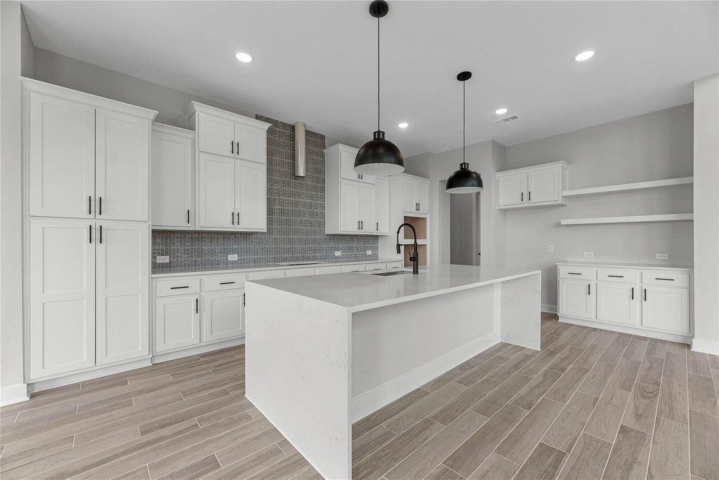 Image 6 of property listing at 4918 Carina Street, Richmond, TX 77469