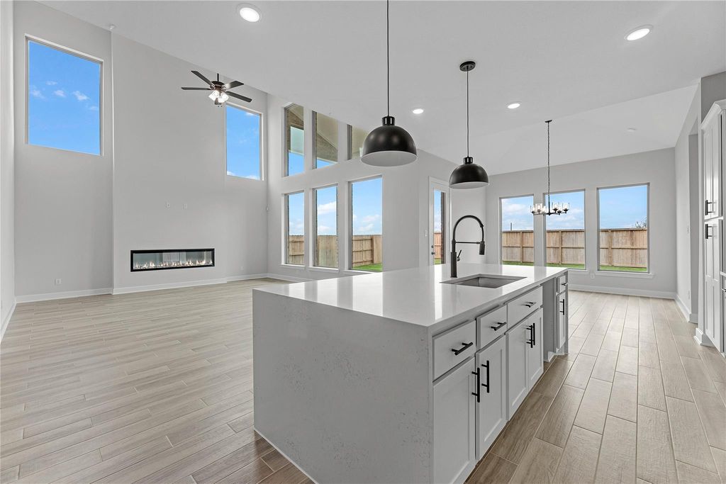 Image 7 of property listing at 4918 Carina Street, Richmond, TX 77469