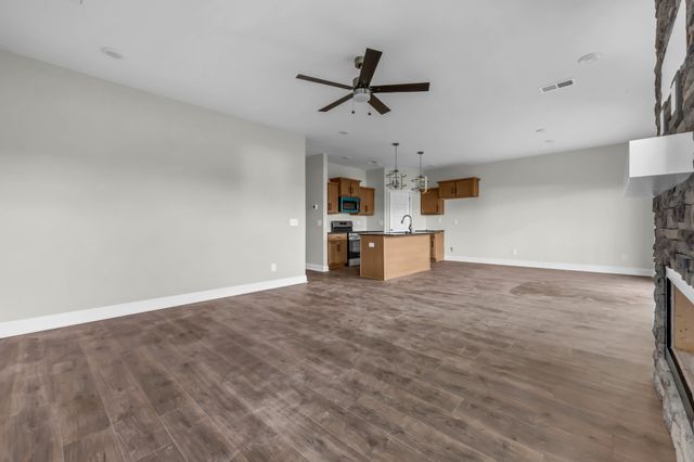2716 Brewster Dr, Clarksville, TN 37042