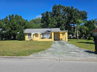 1917 SE BURGUNDY Lane, Port St. Lucie, FL 34952
