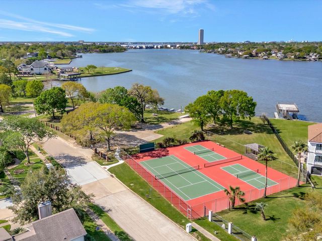 714 Crestwood Drive, El Lago, TX 77586