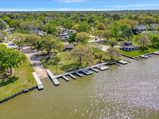 714 Crestwood Drive, El Lago, TX 77586
