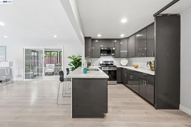 31333 San Andreas Dr, Union City, CA 94587