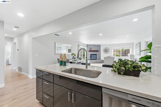31333 San Andreas Dr, Union City, CA 94587