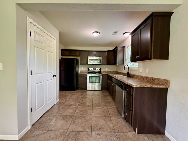 1204 LOUISVILLE DR, Columbia, MO 65203
