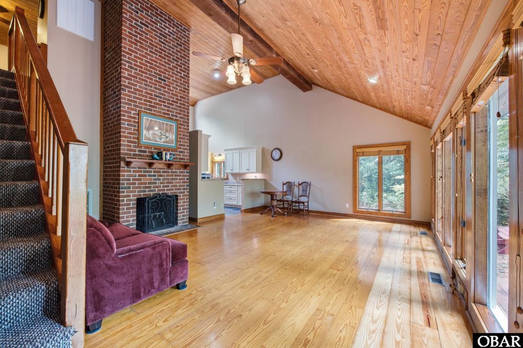Image 4 of property listing at 7 Redbay Lane, Southern Shores, NC 27949
