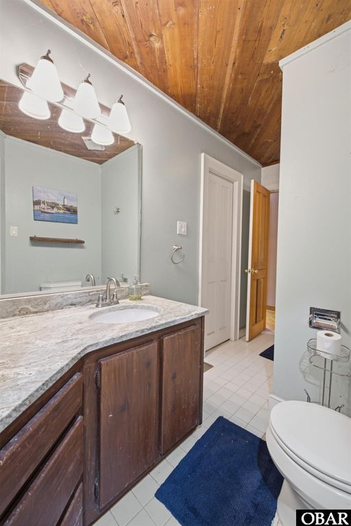 Image 8 of property listing at 7 Redbay Lane, Southern Shores, NC 27949
