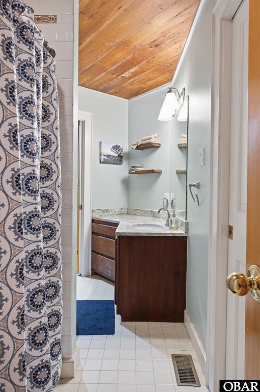 Image 9 of property listing at 7 Redbay Lane, Southern Shores, NC 27949