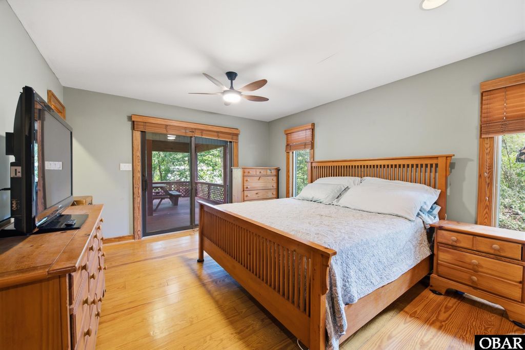 Image 10 of property listing at 7 Redbay Lane, Southern Shores, NC 27949