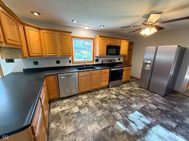 902 E Bunkerhill Road, Mooresville, IN 46158