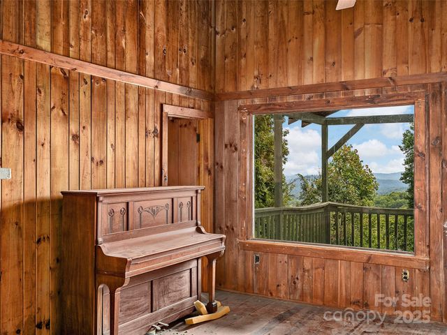 1475 Indian Cave Road, Hendersonville, NC 28739