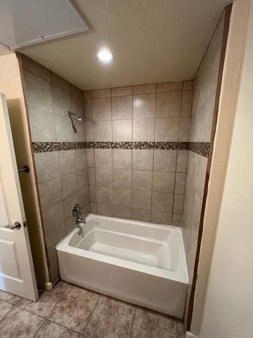 321 Jefferson Street SE 2-A, Albuquerque, NM 87108