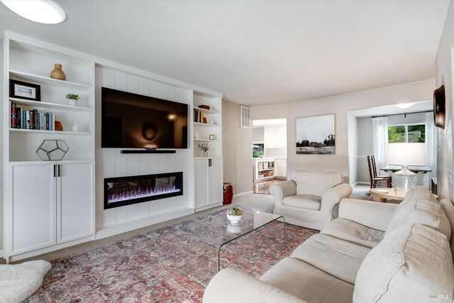 525 Oak Lake Ave, Santa Rosa, CA 95409