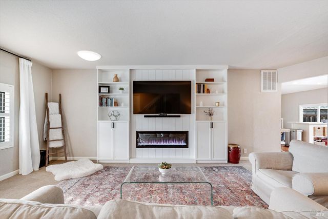 525 Oak Lake Ave, Santa Rosa, CA 95409