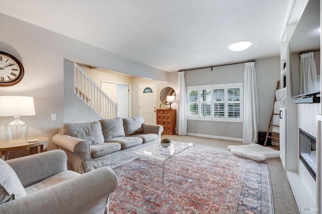 525 Oak Lake Ave, Santa Rosa, CA 95409