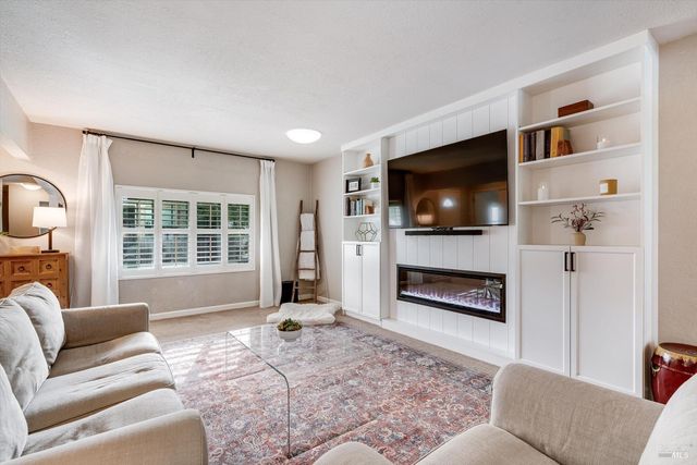 525 Oak Lake Ave, Santa Rosa, CA 95409