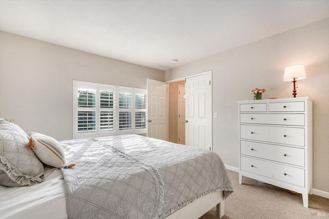 525 Oak Lake Ave, Santa Rosa, CA 95409