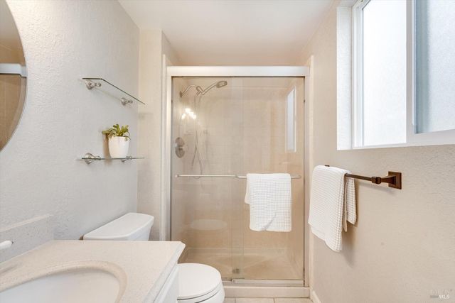 525 Oak Lake Ave, Santa Rosa, CA 95409