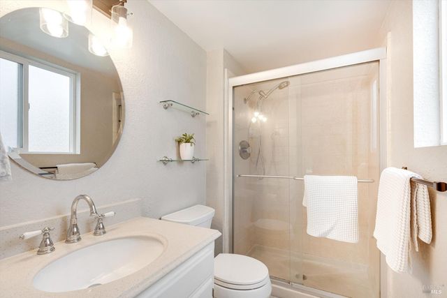 525 Oak Lake Ave, Santa Rosa, CA 95409