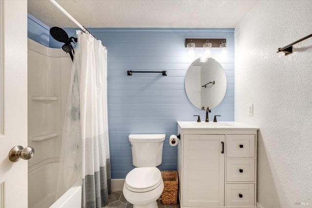 525 Oak Lake Ave, Santa Rosa, CA 95409