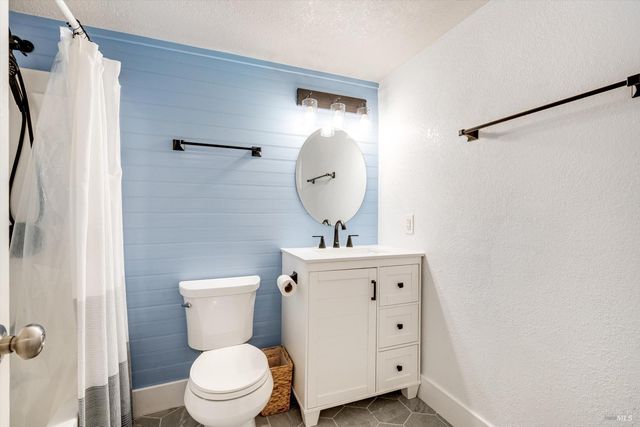 525 Oak Lake Ave, Santa Rosa, CA 95409