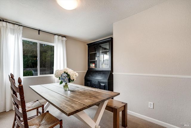 525 Oak Lake Ave, Santa Rosa, CA 95409