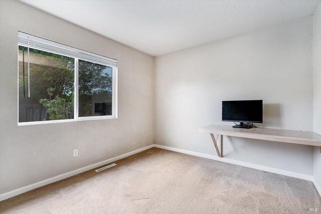 525 Oak Lake Ave, Santa Rosa, CA 95409