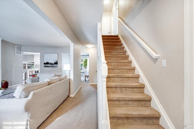 525 Oak Lake Ave, Santa Rosa, CA 95409