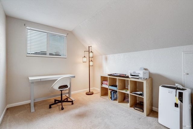 525 Oak Lake Ave, Santa Rosa, CA 95409