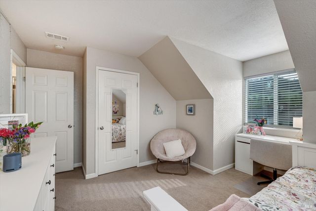 525 Oak Lake Ave, Santa Rosa, CA 95409