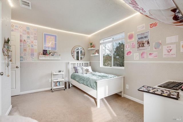 525 Oak Lake Ave, Santa Rosa, CA 95409