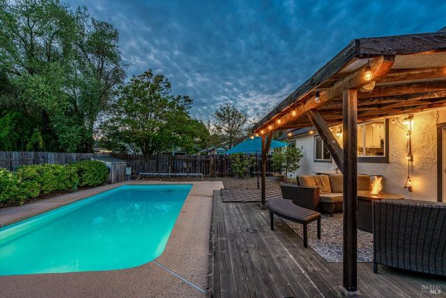 525 Oak Lake Ave, Santa Rosa, CA 95409