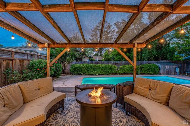 525 Oak Lake Ave, Santa Rosa, CA 95409