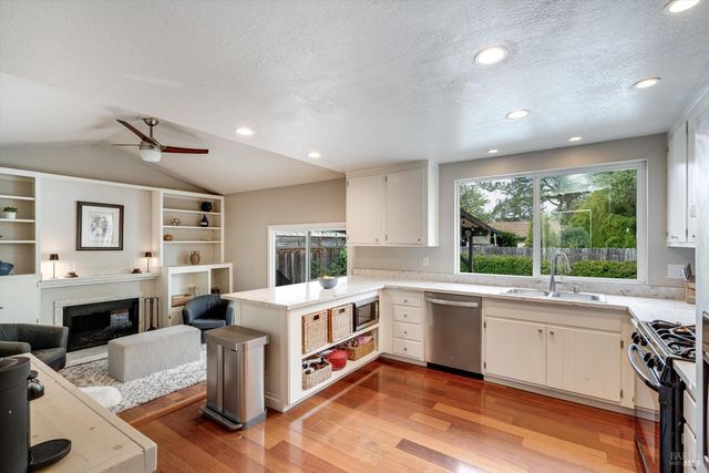 525 Oak Lake Ave, Santa Rosa, CA 95409