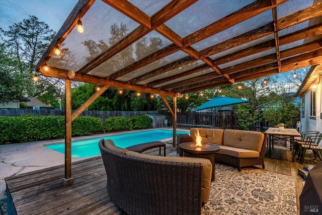 525 Oak Lake Ave, Santa Rosa, CA 95409