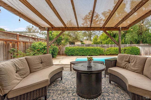 525 Oak Lake Ave, Santa Rosa, CA 95409