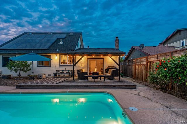 525 Oak Lake Ave, Santa Rosa, CA 95409