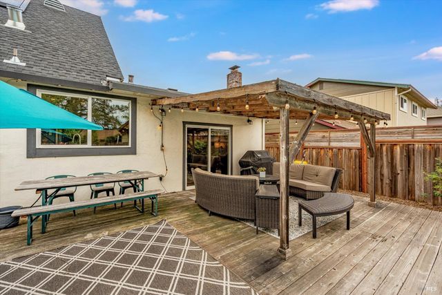 525 Oak Lake Ave, Santa Rosa, CA 95409