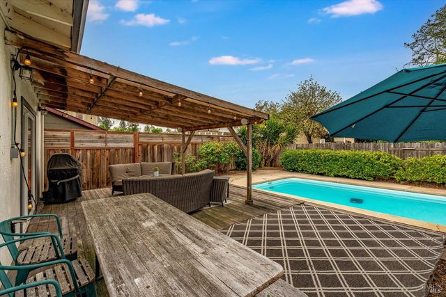 525 Oak Lake Ave, Santa Rosa, CA 95409