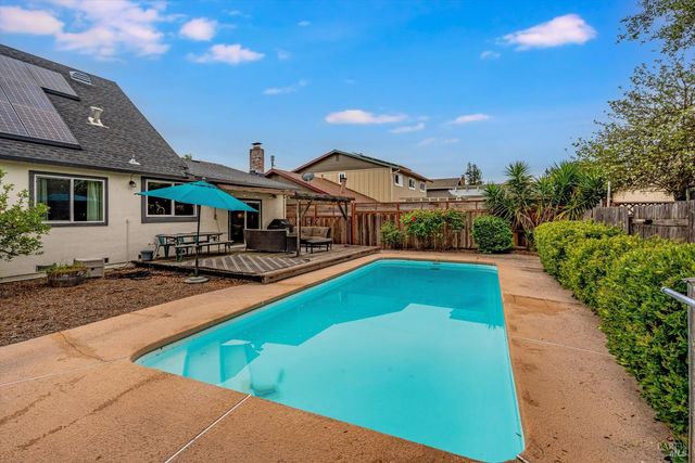 525 Oak Lake Ave, Santa Rosa, CA 95409