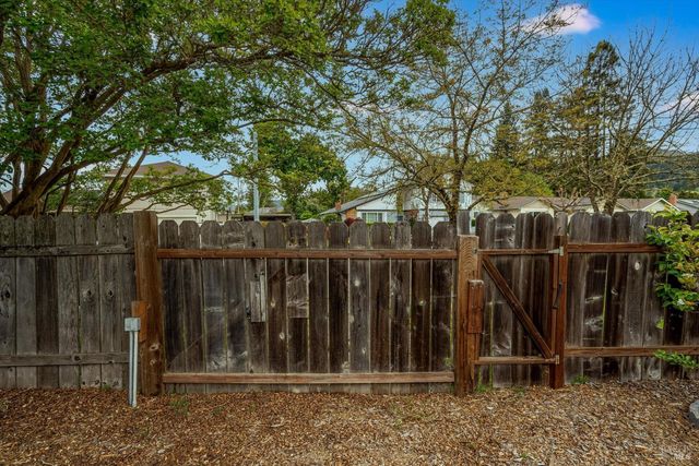 525 Oak Lake Ave, Santa Rosa, CA 95409